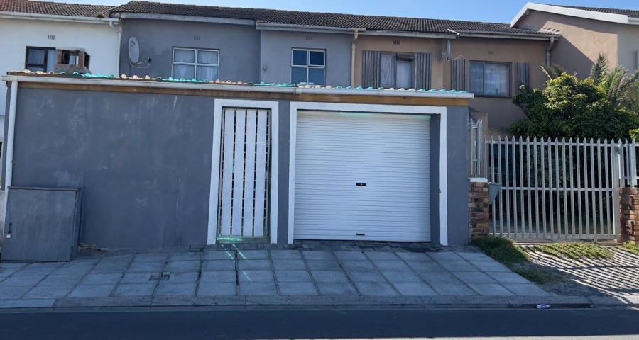 4 Bedroom Property for Sale in Grassy Park Western Cape